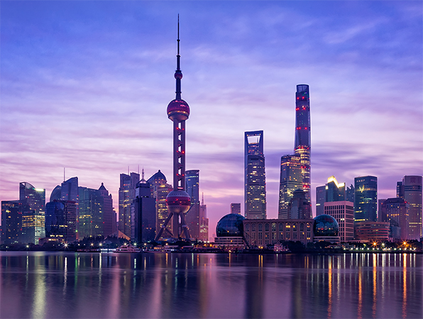 Blick auf die Skyline von Shanghai bei Sonnenuntergang.