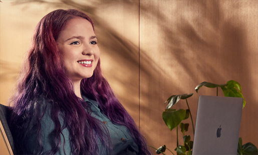 Alexa arbeitet sitzend an ihrem Laptop.