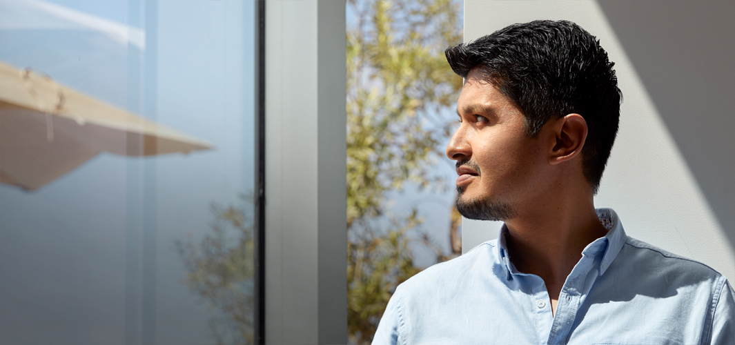 Seitenansicht von Edgar, der aus einem Fenster sieht.