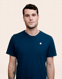 카메라를 응시하며 서 있는 Apple 리테일 직원.