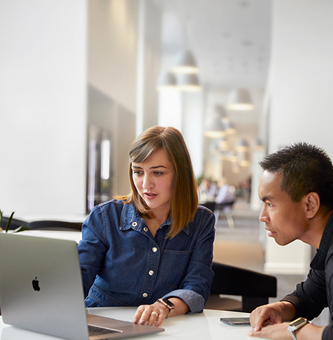 동료와 대화를 나누고 있는 Apple 코크의 지원 및 서비스 팀원.