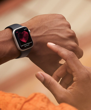 Eine Person verwendet ihre Apple Watch Series 11, um unterwegs ein EKG zu machen