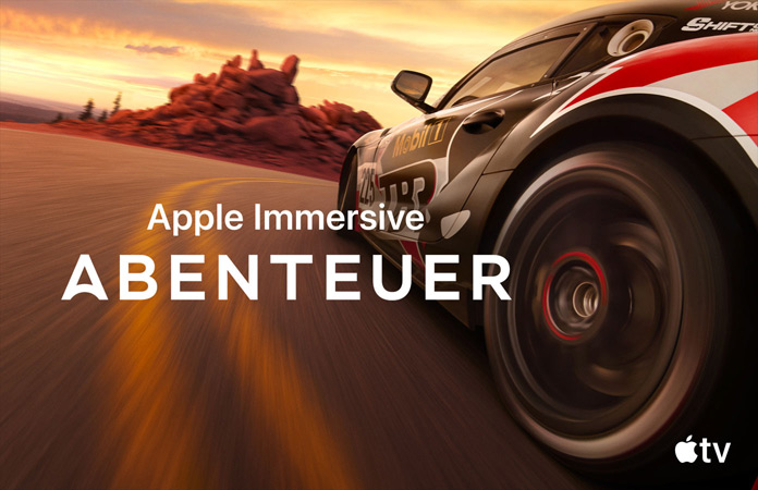 Rennwagen, darüber in weißen Buchstaben „Apple Immersive Adventure“