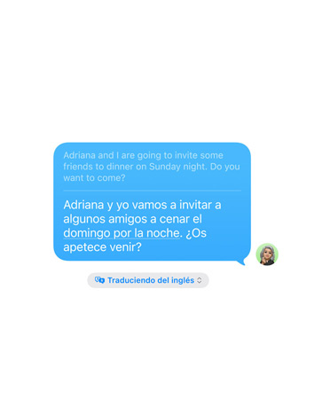 Traducción en Tiempo Real en la app Mensajes con el texto: «Adriana y yo vamos a invitar a algunos amigos a cenar el domingo por la noche. ¿Os animáis a venir?» traducido automáticamente al inglés