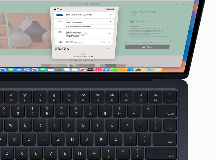 Un MacBook Air montrant une personne autoriser le paiement d’un achat en ligne avec Touch ID