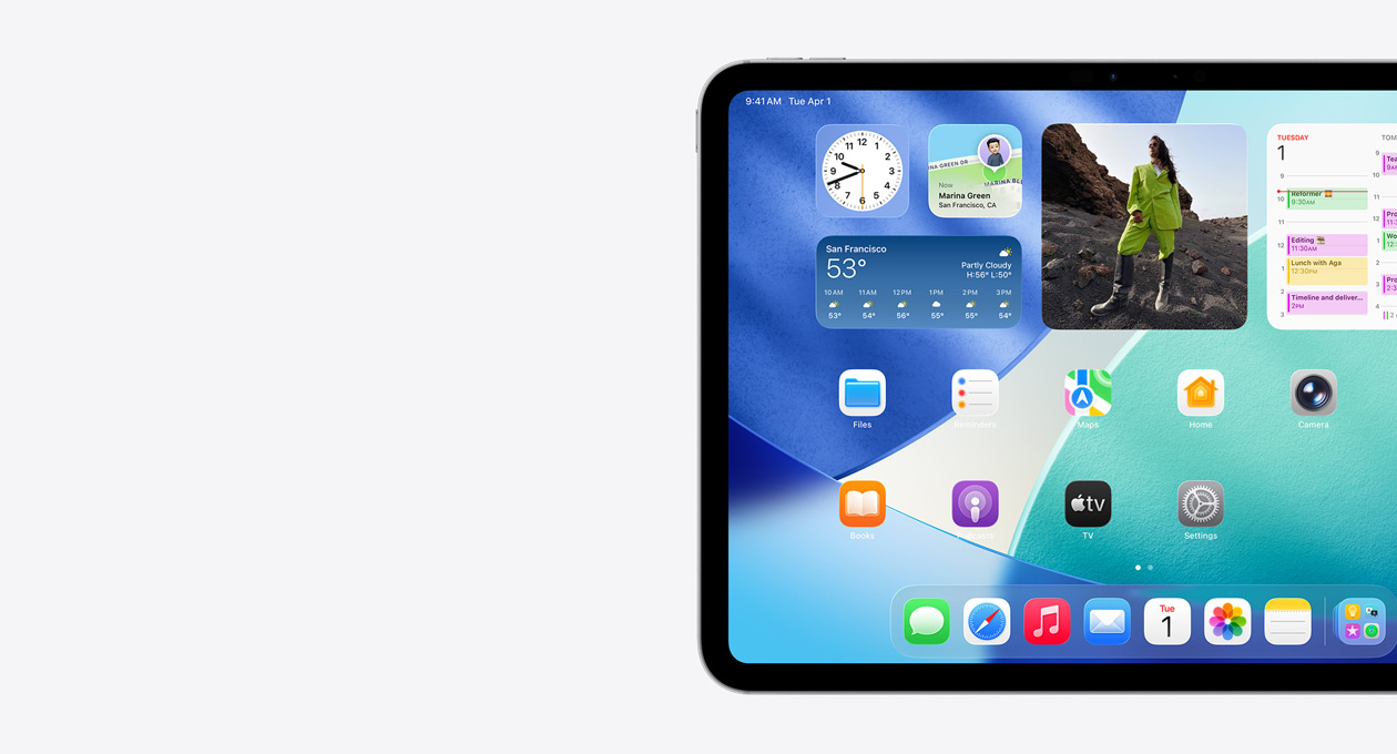 iPad i liggande läge, endast den vänstra sidan av hemskärmen, hemskärmen med staplade widgetar med bland annat en halvgenomskinlig klocka som visar Liquid Glass-effekten, appen Hitta, Väder-widgeten, två rader med mindre appar samt Dock