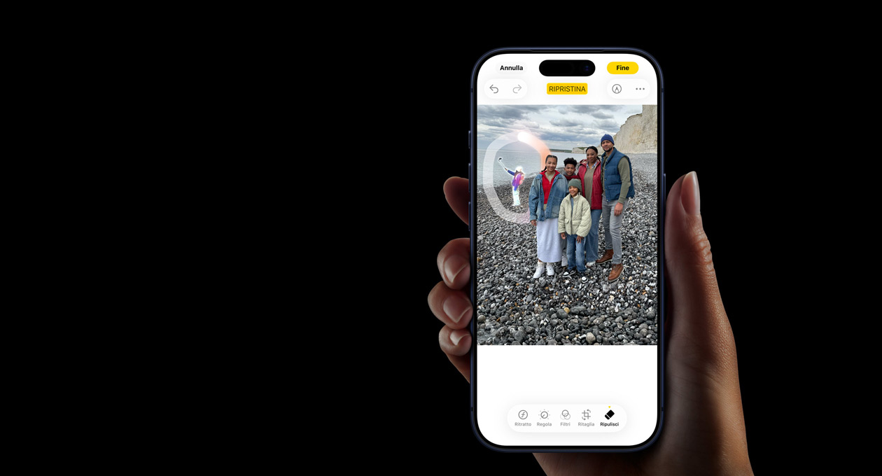 Una mano che tiene un iPhone 17 Pro, sul display si nota la funzione Traduzione in tempo reale di Apple Intelligence durante una telefonata
