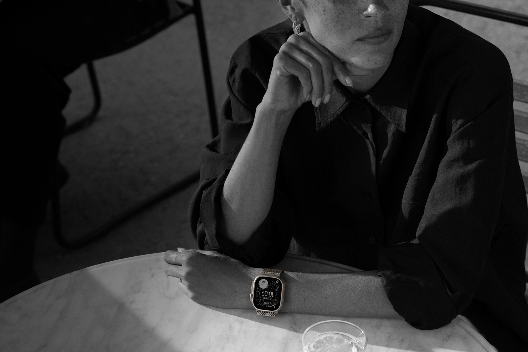 Osoba má na sebe Apple Watch Ultra 3 na večeri