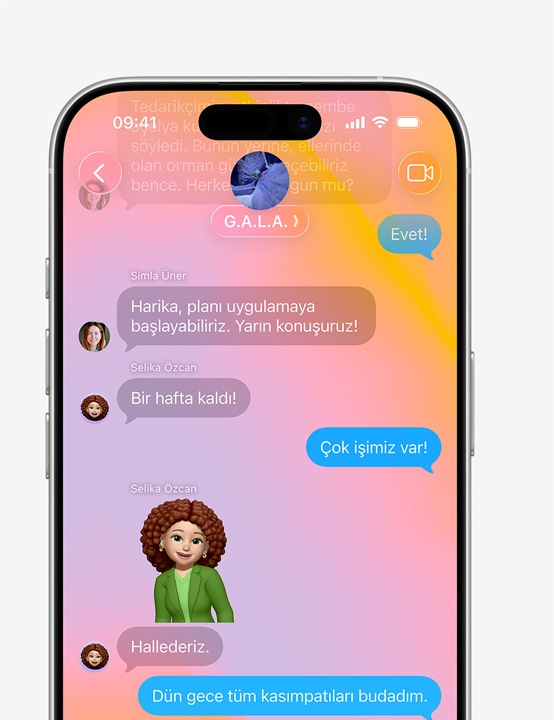 Liquid Glass tasarımlı Mesajlar uygulamasının gösterildiği iPhone ekranı