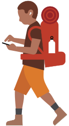 Pessoa com mochila de trilha e aparelho auditivo olha para o iPhone em sua mão