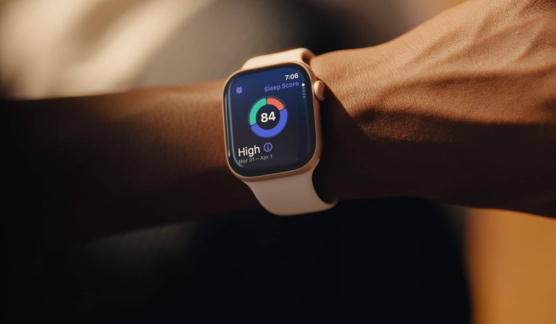 Osoba očitava rezultat spavanja na Apple Watchu Series 11