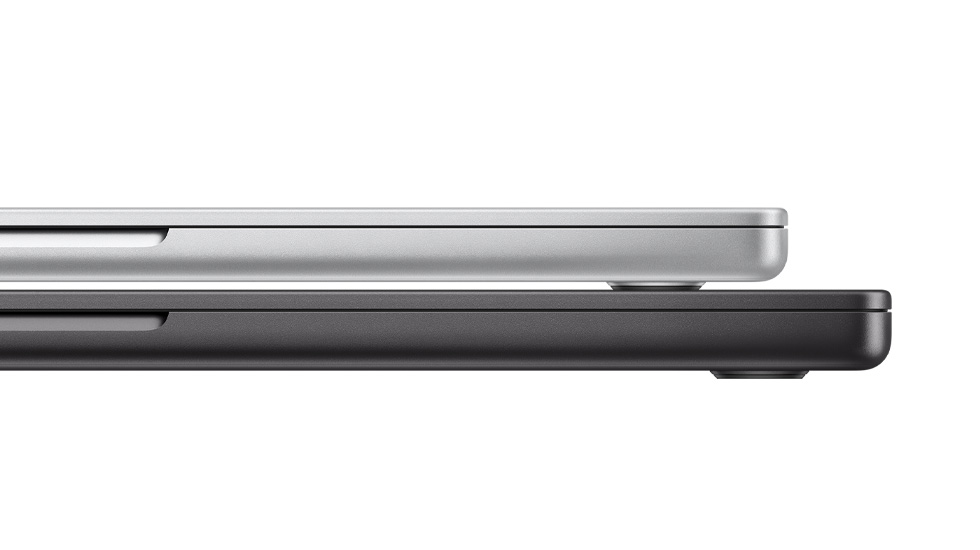 側看兩部闔上的 Mac 筆電上下交疊。