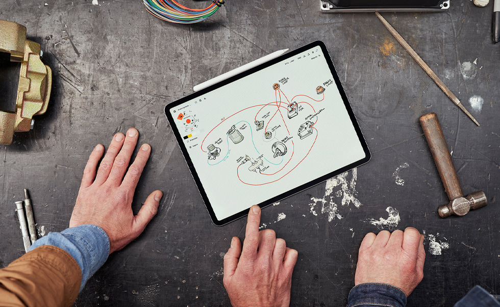 작업 팀은 iPhone, iPad, Apple Pencil로 차량을 스캔하고, 무드 보드를 만들고, 3D 모델을 디자인합니다.