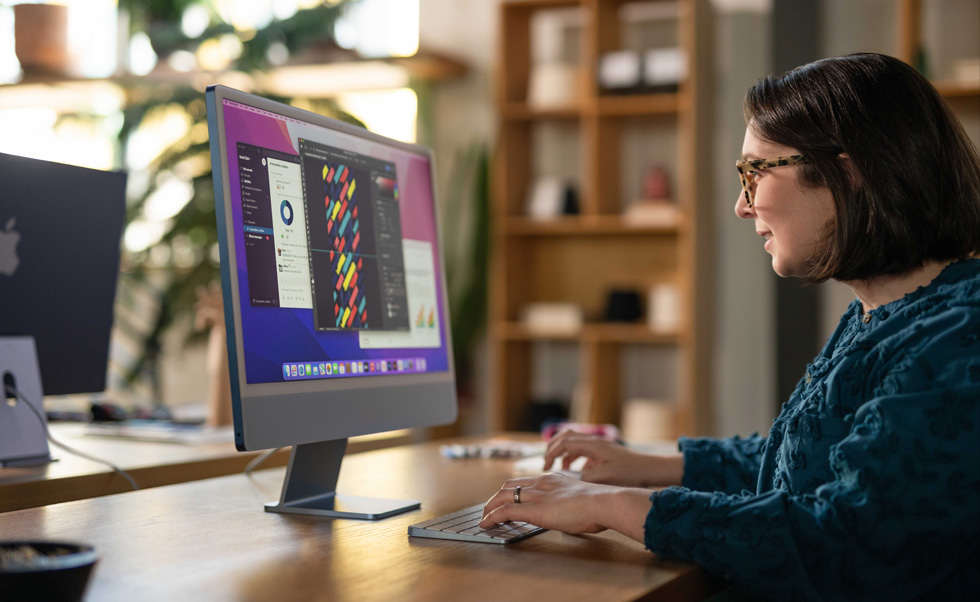 Mac에서 맞춤형 디자인을 제작하는 디자이너의 모습.