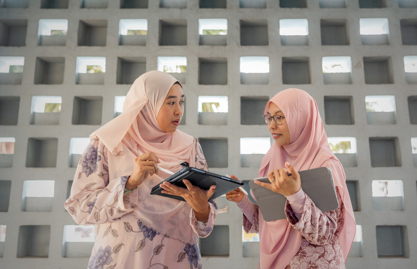 Nur Safiqa Sapar (ALC) capacita a su colega, la profesora Fatin Shahera, en Sekolah Tun Fatimah.