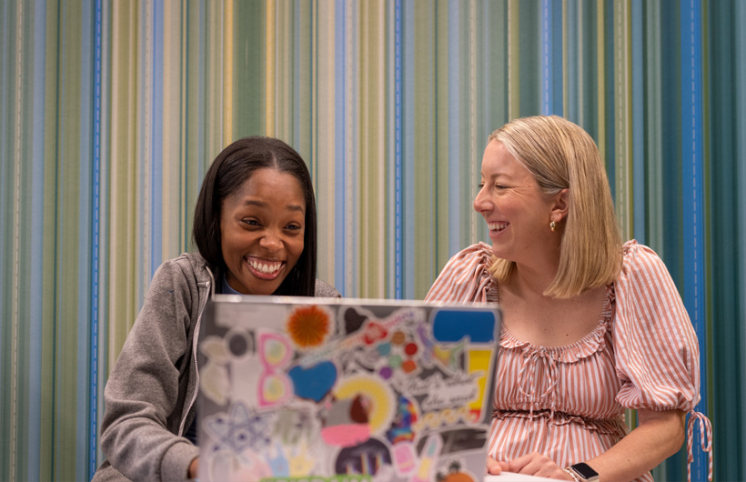 La profesora Autumn Moore trabaja con Kelsey Ord (ALC) durante una sesión grupal en Richardson Independent School District.