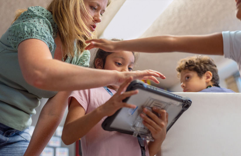 Kim Farias usa las habilidades que aprendió como ALC para ayudar a sus estudiantes de segundo grado de la escuela primaria Northwood Hills.