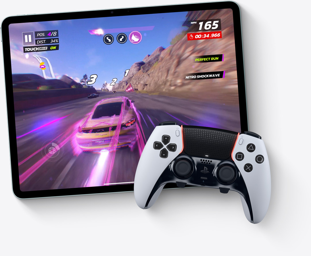 Ein iPad Air im Querformat, der Bildschirm zeigt das Videospiel Asphalt Legends Unite, und ein Playstation Controller