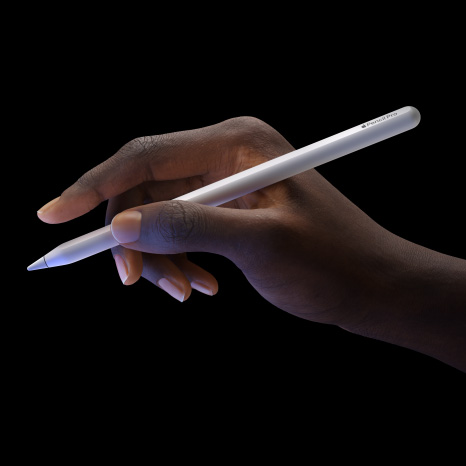 Apple Pencil Pro, vue latérale, design élégant avec capteur tactile près de la pointe, reflet mauve provenant de l’écran de l’iPad Pro, main tenant l’Apple Pencil Pro sur le côté avec index tendu mettant en avant la fonctionnalité toucher deux fois