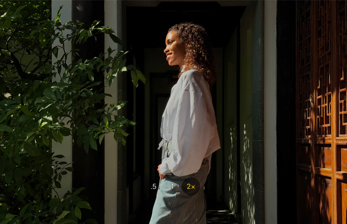 Slika žene sa značajkom kamere 2x Telefoto