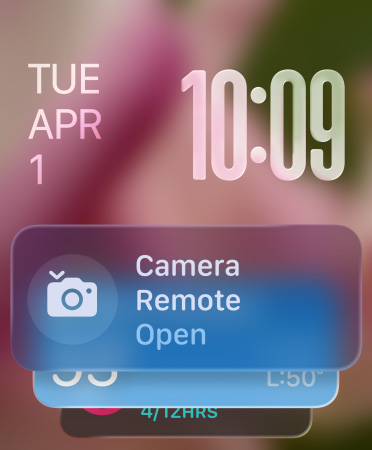 Das Widget für die Kamera Fernbedienung wird unten auf dem Bildschirm angezeigt, transluzente Zeitziffern oben rechts, Datum oben links