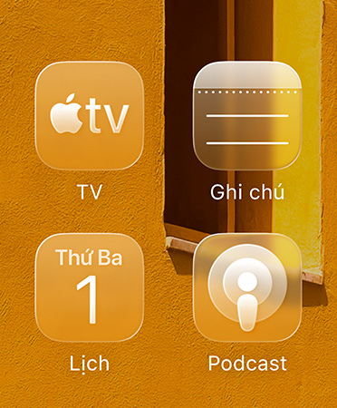 Ảnh lưới gồm bốn biểu tượng ứng dụng trong mờ, ứng dụng Apple TV, Ghi Chú, Lịch và Podcast, hiệu ứng khúc xạ ảnh nền